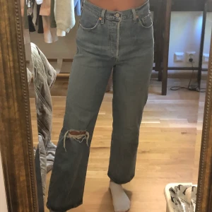 Levis ribcage straight ankle - Populära Levis ribcage straight ankle i en ljus tvätt! Originalpris:1149kr, säljer för 400kr! Kan mötas i Uppsala, annars står köparen för frakten 🥰 Byxorna är i fint skick, säljer pga att de är förstora.