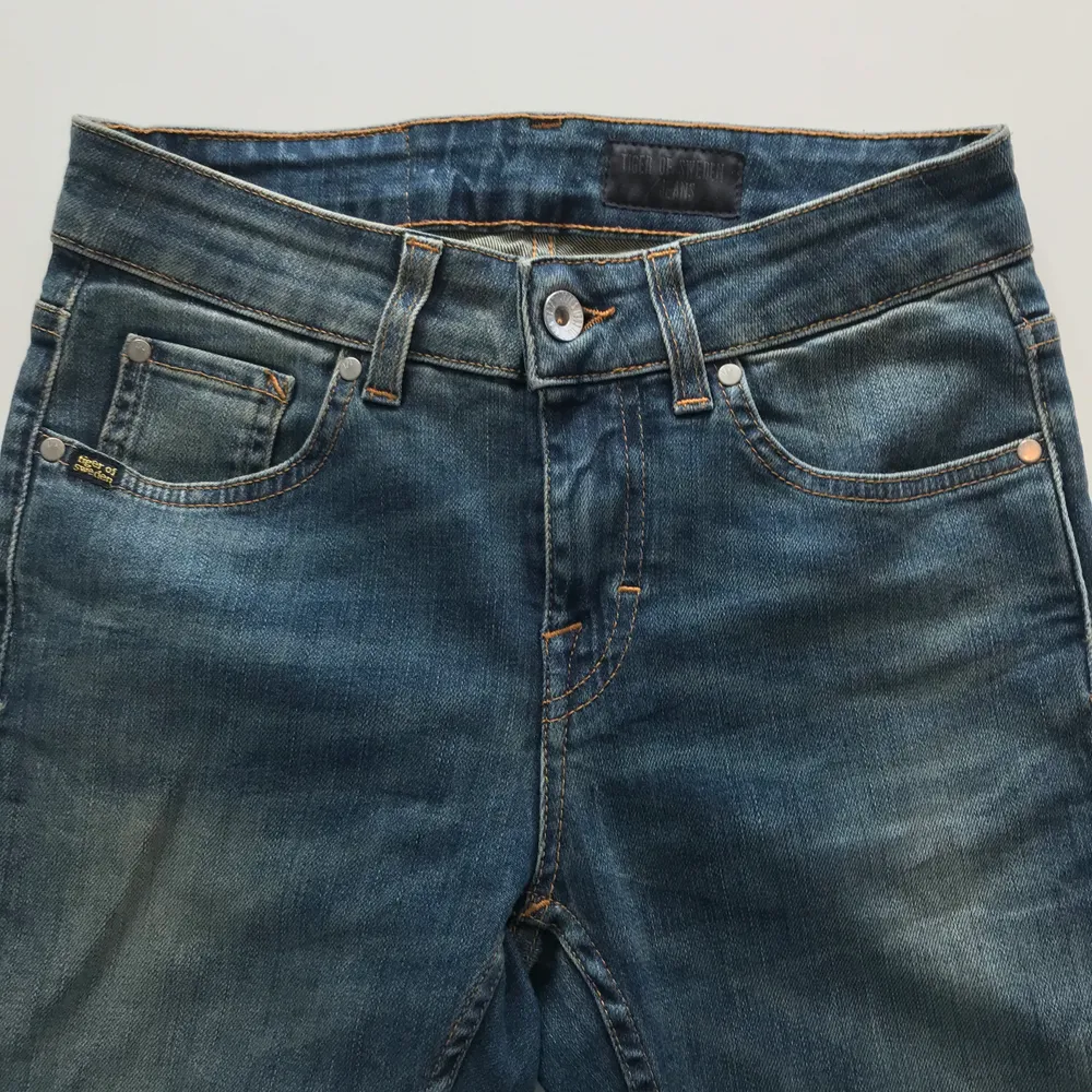 Super snygga stretchiga jeans, helt nya! Ordinarie pris är 1399kr. Frakt ingår så det är inget att tänka på om du inte erbjuder själv att du vill så klart! 🥰🥰. Jeans & Byxor.