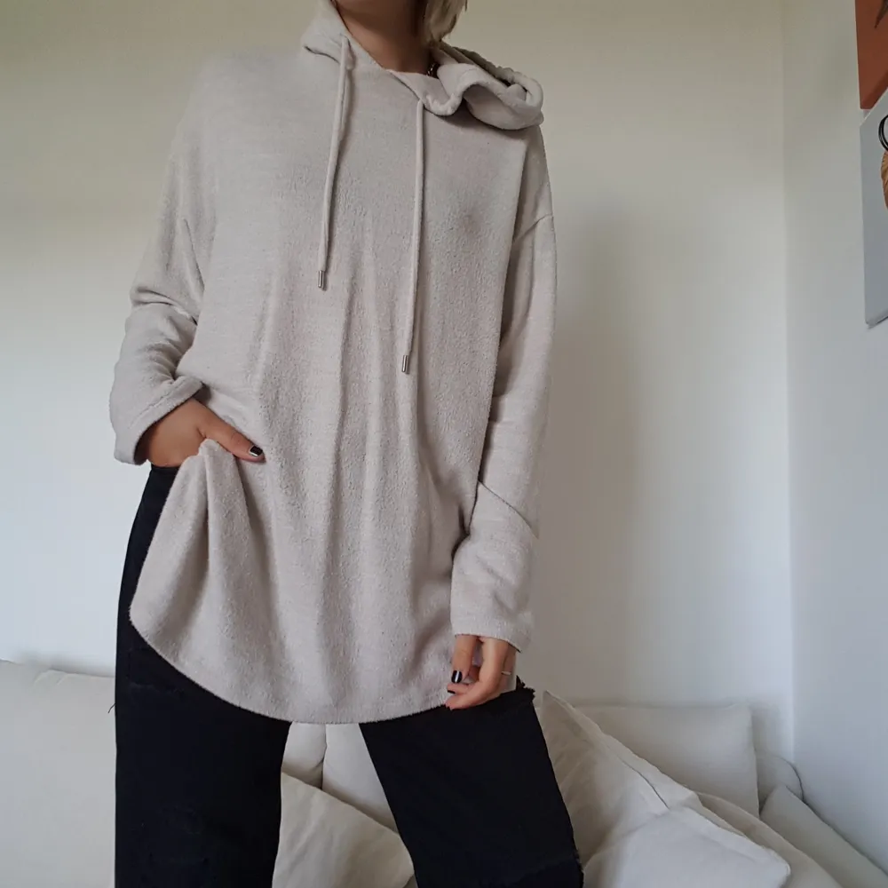 Endast prövad beige hoodie, lång passform med slitsar på sidorna. Den är helt otrolig mjuk och varm fast den är så tunn! Frakt inräknat i priset!. Tröjor & Koftor.