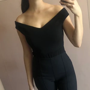 Bodysuit - Svart body från Missguided. 