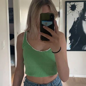 Grönt linne  - Snyggt linne som man kan stoppa in i bh-n så det blir kort, riktigt fint!