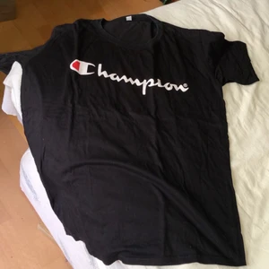 Fin tishirt ifrån champion!  - Så fin och så fint material! Säljes på grund av att jag inte använder den längre!
