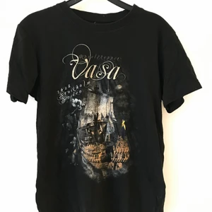 Baby-tee - Baby-tee med Gustav Vasa tryck🤝 möts upp i sthlm, annars betalas frakt av köparen!