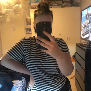 Randig t-shirt  - Tröjan är i strl M, använd ett 10-tal gånger 20kr+frakt (ca49kr)