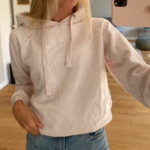 Rosa hoodie - Jag säljer denna ljusrosa hoodie som jag inte vet vart den är ifrån. Den är sparsamt använd och har inga slitage. Säljer den för 70+frakt. Hör av dig om du är intresserad⚡️💕