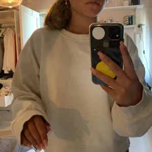 Tröja - Vit/beige super snygg tröja från zara💗