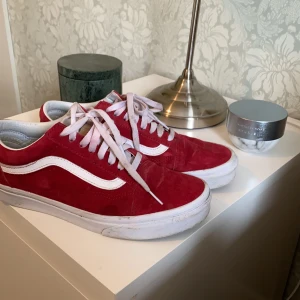 Vans - Säljer dessa röda mocka vansen! Väldigt fint skick
