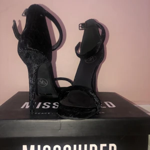 Svarta klackskor - Svarta klackar i velvet material från Missguided. Använd en gång. 