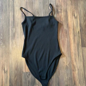 Svart body strl S - Svart body från Gina tricot. Strl S. Kan mötas upp i Stockholm och tar emot både swish och kontanter. Vill bara bli av med allt! Pruta gärna! Kan säkert fixa bra paketpris! 