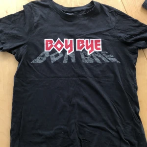 T-shirt - Snygg t-shirt i tvättad svart/grå färg. Från Gina köpt för ca 2 år sen. Frakt ingår inte i priset💜