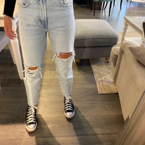 Håliga jeans - Säljer mina håliga jeans ifrån zara. Jätte bra skick. Frakt ingår ej i priset💞