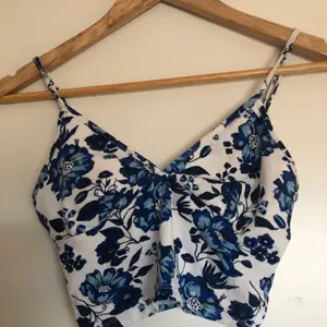 Köpt flera år sedan, blommig liten bralette-liknande topp. Supersöt! Bra skick, inga märken eller liknande. 