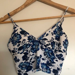 Blommig crop-top - Köpt flera år sedan, blommig liten bralette-liknande topp. Supersöt! Bra skick, inga märken eller liknande. 