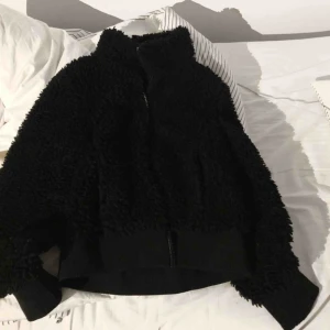  - Jättemysig och varm teddyjacka från Zara, helt i nyskick och säljes då jag använder en annan teddyjacka💕