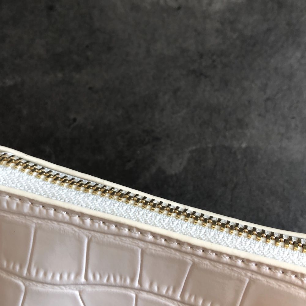 En så fin shoulder bag från ASOS! Den är vit med krokodilmönster med guldiga detaljer. Köpt här på plick då den var i nyskick och jag har aldrig använt den så den är fortfarande helt oanvänd!! Skriv gärna till mig vid frågor💜✨. Väskor.