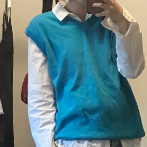 Blå väst  - Blå väst köpt secondhand, väldigt snygg med skjorta eller T-shirt under, frakt 40✨