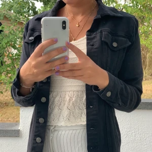 Svartgrå jeansjacka  - Jeansjacka i jätteskönt jeansmaterial, går att stänga, skulle säga att den är normal i storleken. Köpt secondhand men har aldrig kommit till användning av mig 