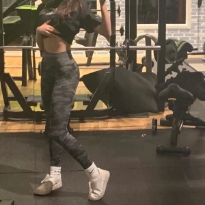camo gymshark  - säljer billigt eftersom scrunchen i bak ist är en rak sömn då den gick ”sönder” efter första användningen (se sista bilden), men man kan ha de utan problem och de sitter frtf snyggt