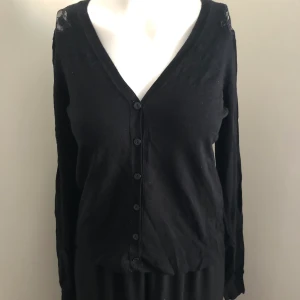 Kofta med spets - Oanvänd svart kofta med spara baktill. Storlek 34/36. Inköpt från La Redoute. 