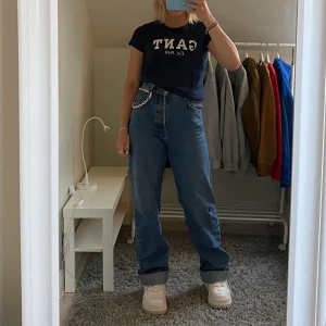 Gant t-shirt - Mörkblå gant t-shirt med vitt tryck.