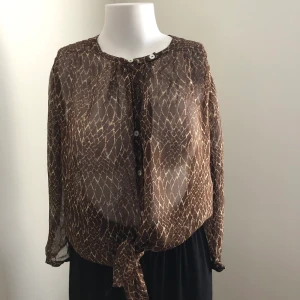 Blus Wera - Blus från Wera i storlek 40. Sparsamt använd. 