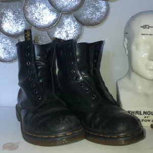 Dr. Martens klassiska boots - Ett par vintage klassiska Dr. Martens i stl 37. Lite slitna därav priset  🌸  de är utan skosnören men det går att köpa och lägga till om man vill. Om ni har några frågor och är intresserade tveka inte att fråga. Vi kan självklart diskutera priset  🧚🏻✌🏻