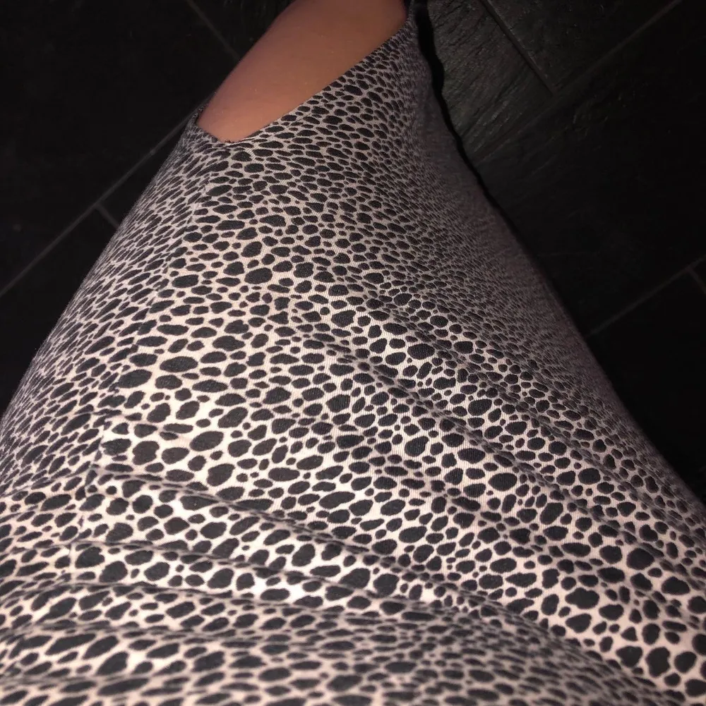 En leopard-inspirerar kjol från Gina tricot. Säljer pga glömmer bort att använda. Supermjukt och stretchigt material som sitter bekvämt. Står att den är en XS men passar lika bra på mig som vanligtvis är M. Köpare står för frakt men kan även mötas upp i Västerås!. Kjolar.