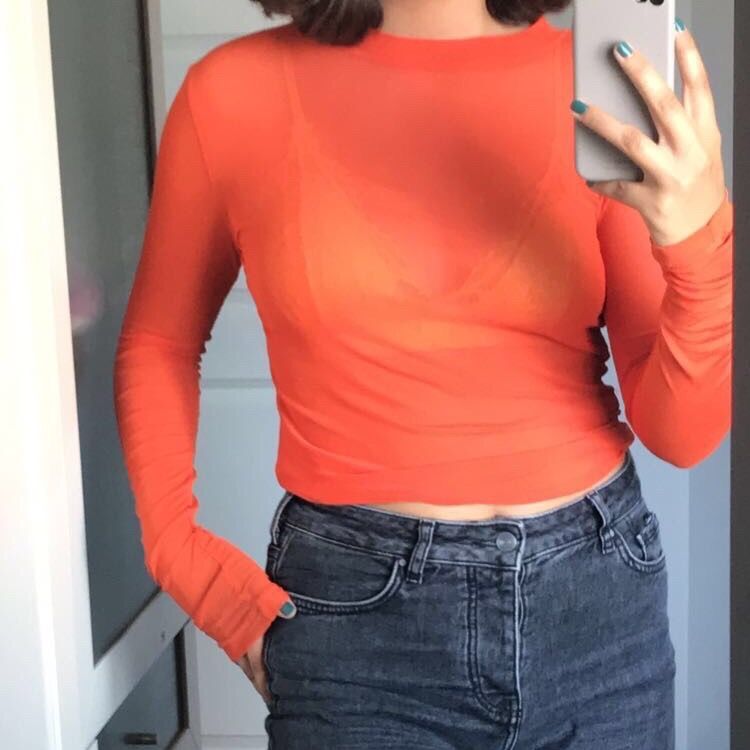 Orange seethrough tröja med långa ärmar. Den är snygg att ha ensam och med andra tröjor över. Den är köpt på Carlings och jag har inte använt den så mycket som jag hade önskat. Den är i storlek S men skulle även passa flera storlekar eftersom att den är ganska elastisk. . Toppar.