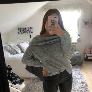 Offshoulder tröja - Väldigt skön offshoulder stickad tröja, väldigt fin och stilren, köparen står för frakt💕💕