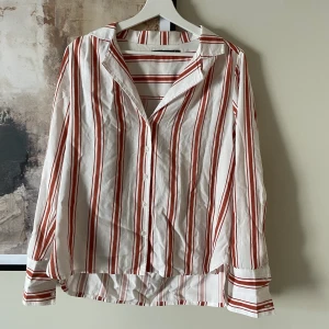 Blus/skjorta - En snygg blus/skjorta från BikBok. Eventuell frakt tillkommer🌸