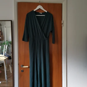 Byxdress Monki storlek S - Fin byxdress från Monki i mörkgrön färg. Nyskick 🌻
