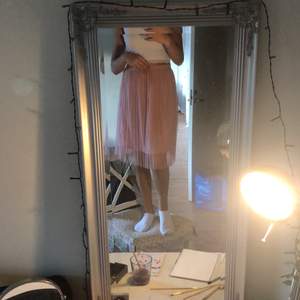 Rosa kjol köpt på hm. Bra skick men väl använd!!!säljer den bara om jag får ett bra bud:)