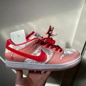 Strange love dunks us7.5 - Storlek 7.5/40.5. Helt oanvända. 