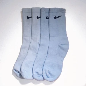 CUSTOMIZED NIKE STRUMPOR - Skit sköna nike strumpor köpta på stadium! Men tvättat de baby blå🥰 Aldrig använda förstås!❤️❤️ 59kr BARA ETT PAR KVAR