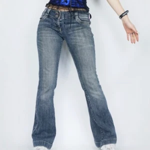 Vintage Lågmidjade Bootcut Jeans - Säljer mina skitsnygga bootcut jeans från Pineapple då de blivit lite för korta i benen för mig. De kommer originellt ifrån UK och är i size 10 som översätts till 38 i svenska storlekar. Thriftade från stadsmissionen för 300 kr men säljer för 150. Bakfickorna är även blingade, skriv för intresse :) 