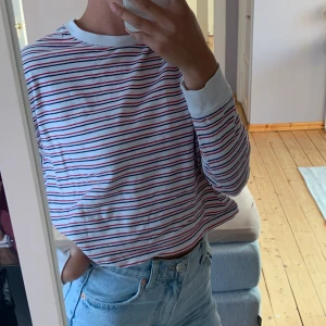 Crop top  - Fin randig crop top har bara andvänt den här hemma några fåtal gånger så den är i fint skick stl xs/s