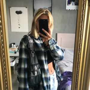 Skjorta - Säljer denna oversized skjorta från hm man, storlek L, as snygg å ha uppknäppta över toppar men funkar också stängd. Frakt 66kr