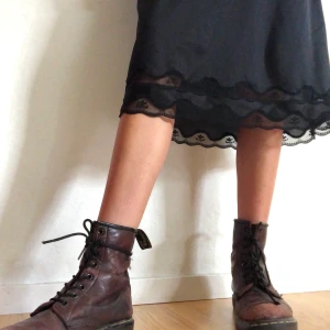 Dr. Martens kängor - Supercoola och slitna Dr. Martens kängor i brunt! Som sagt väldigt slitna, därför det låga priset. Går dock jättebra att använda. Köparen står för frakten❤️