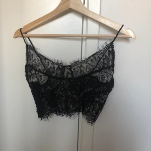 Svart bralett  - Säljer för att den är för stor för mig :(. Jättefin bralett som aldrig har används 