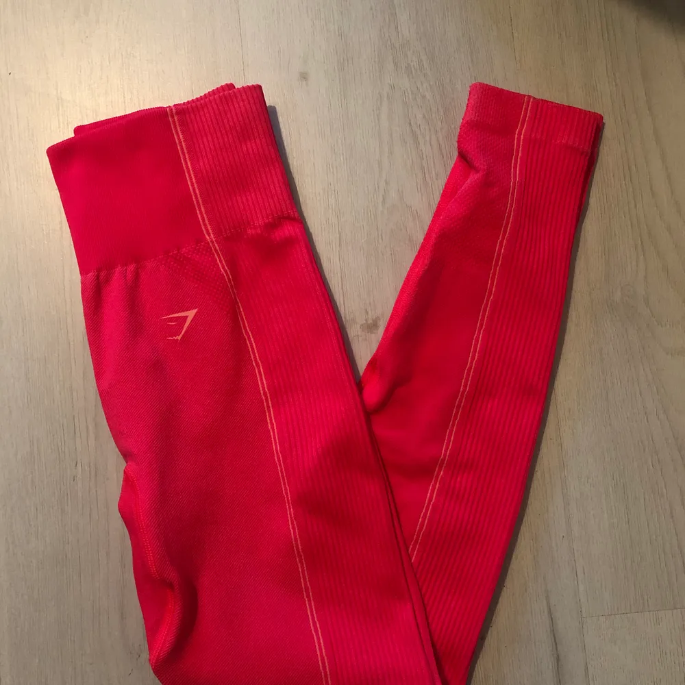 Ett par helt nya tights från gymshark, endast testade. Säljer pga att de ej passade mig. 350 kr eller bud😊🥰 (Frakt tillkommer). Jeans & Byxor.