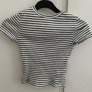 Crop t-shirt - Croppad randig t-shirt. Fint skick