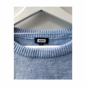 stickad tröja  - Jättemysig stickad tröja i babyblå, användes några gånger bara. storlek XS/S ✨