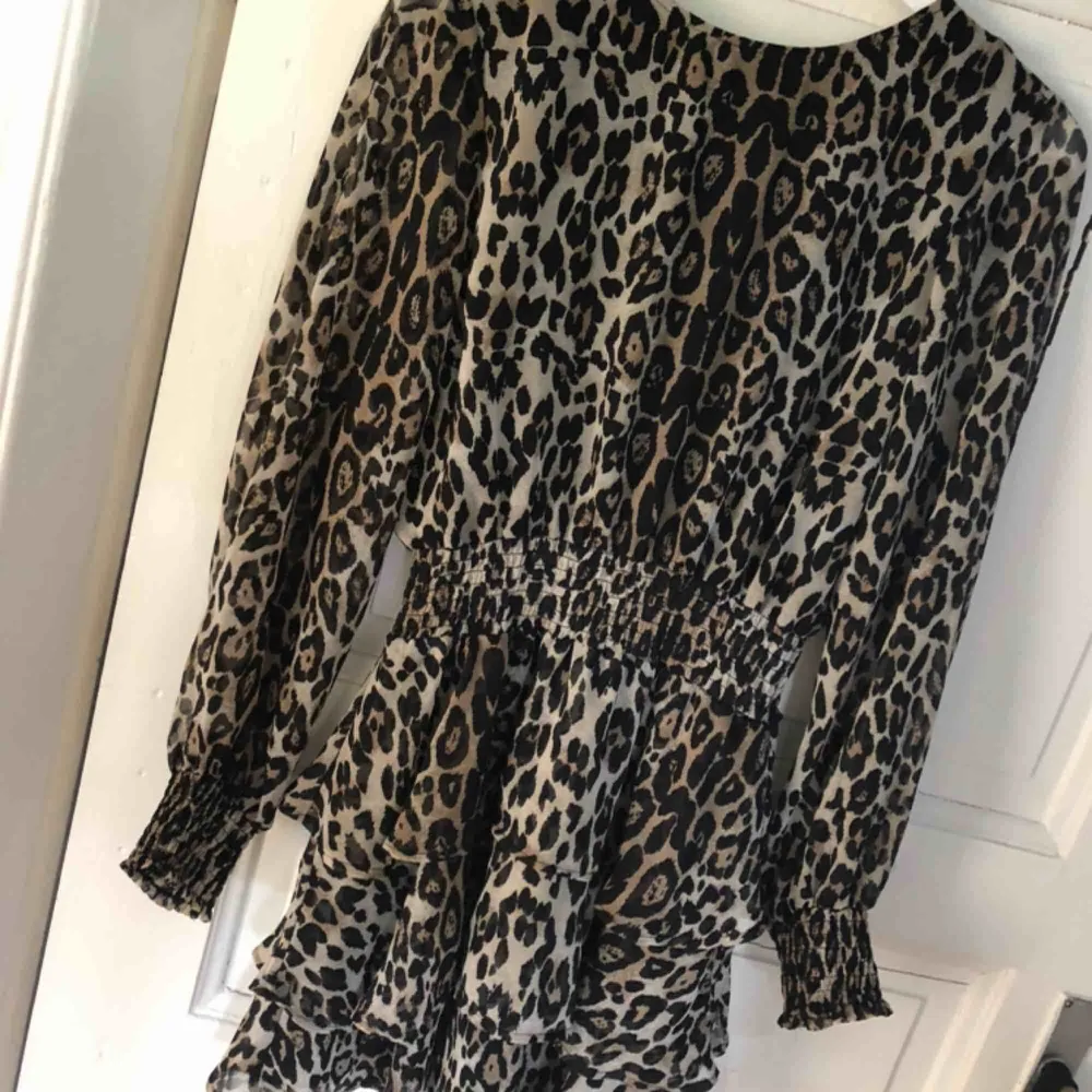 Leopard färgad klänning med volanger nedtill🍁🤍🖤. Klänningar.