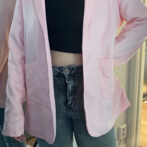 Kavaj  - En rosa kavaj i storlek L men skulle säga att den är mer för M. Hon på bilden har Xs så beror på hur man vill att den ska sitta 