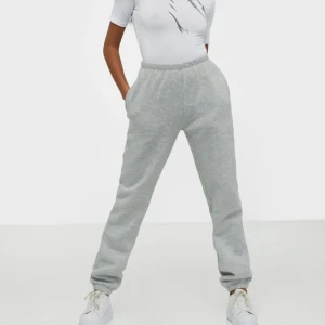 Mjukisbyxor - Ett par mjukisbyxor från nelly.com som är super gosiga och sköna! Säljer på grund av förr antal byxor