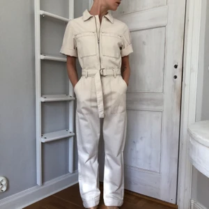 Jumpsuit - Denim jumpsuit i vit/beige från weekday. Knappt använd. 
