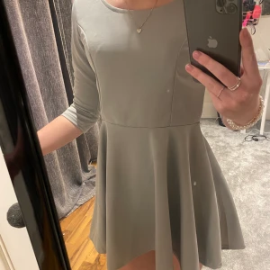 Fin Ljusgrå klänning i storlek S - Bra i storleken