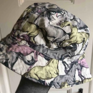 - Helt ny bucket-hat från Monki. Nypris var 400kr. 🐎🐎