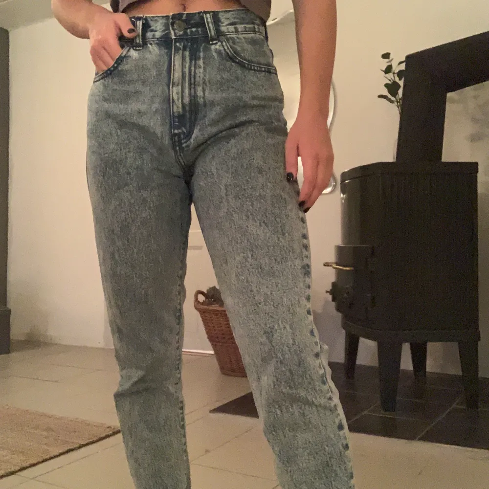 Ett par högmidjade blåa jeans från Dr denim i jättebra skick! Bara att skriva för fler bilder✨ Frakt tillkommer . Jeans & Byxor.