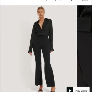 Utsvängda Kostymbyxor - Skitsnygga utsvängda Svarta kostymbyxor från nakd i storlek 36 i världens skönaste material. endast använda ett fåtal gånger. Säljer de då de är för stora💖 nypris 399